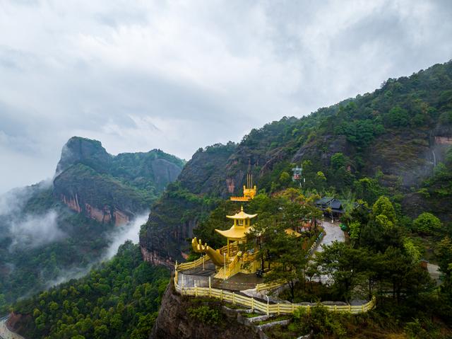 南台卧佛山金色佛手亭，悬崖之上云雾缭绕的壮美景色