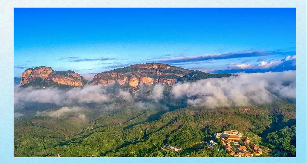 南台卧佛山云海全景，山峦如卧佛横亘天际